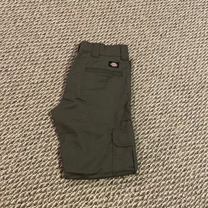 30x30 dickies straight slim cargo fit. olive green.